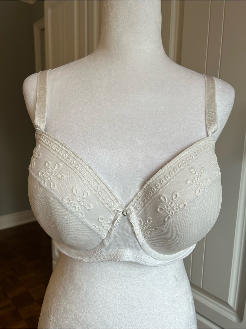 Deesse Lingerie White Molded Cup Embroidered Underwire Bra-38DD